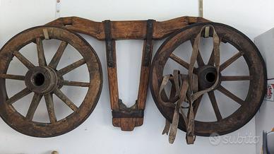 Ruote di carro e giogo antichi