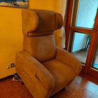 Poltrona reclinabile con alzata assistita
