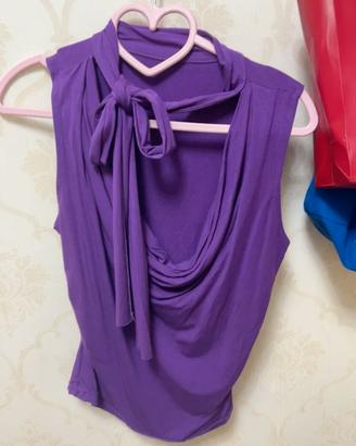 Top viola con collo all'americana