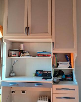 Camerina con due letti, comodino, mobile e armadio