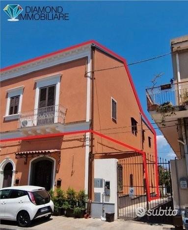 Casa semindipendente con cortile a fiumefreddo