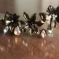 Orecchino floreale con cristalli