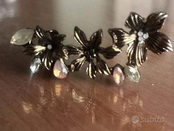 Orecchino floreale con cristalli