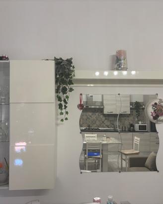 Sala da pranzo mobile tv vetrina mensola specchio