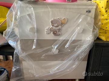 Cassettiera e lettino per bambini