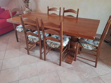 Tavolo in legno massiccio 
