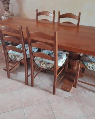 Tavolo in legno massiccio 