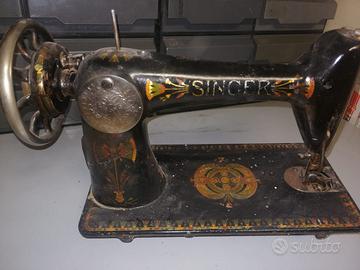 Macchina da cucire Singer  con sede di appoggio