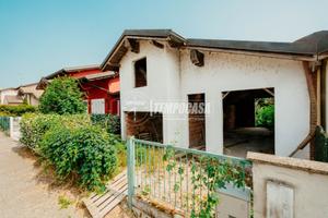 TRICOLOCALE CON GIARDINO