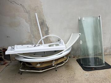 Vasca idromassaggio con colonna doccia