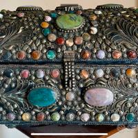 Baule in metallo argentato e pietre dure colorate