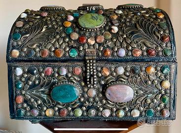 Baule in metallo argentato e pietre dure colorate