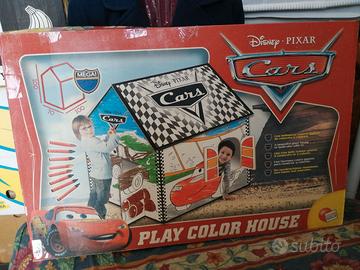 Casa giocattolo gigante in cartone