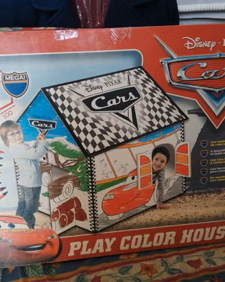 Casa giocattolo gigante in cartone