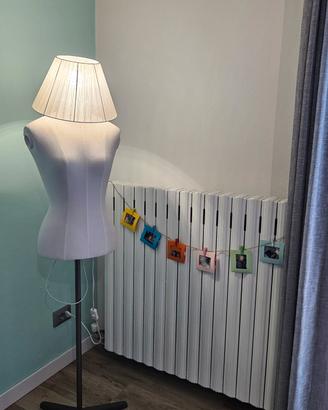 Lampada a forma manichino femminile busto di donna