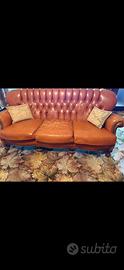 Divano con poltrone stile Chesterfield