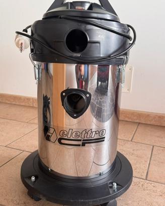 Aspirapolvere con accessori