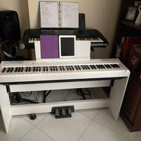 Yamaha P105 con mobile bianco e pedaliera abbinata