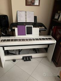 Yamaha P105 con mobile bianco e pedaliera abbinata