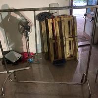 stand vestiti con ruote