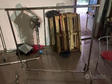 stand vestiti con ruote