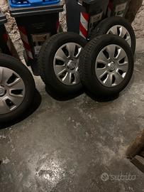 Kit 4 ruote con gomme invernali e copri cerchi R16