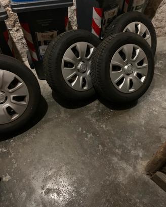 Kit 4 ruote con gomme invernali e copri cerchi R16