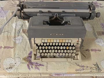 macchina  da scrivere