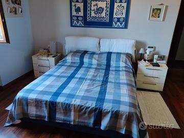 Letto matrimoniale 170×190 con cuscini poggiatesta