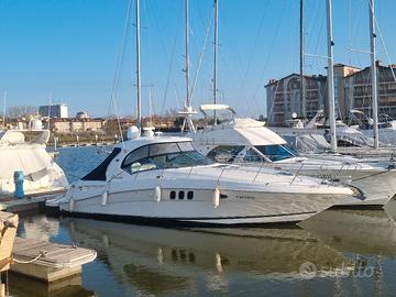 imbarcazione cabinata