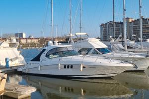 imbarcazione cabinata