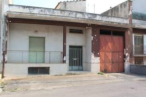 Casa indipendente di 200 m² con 4 locali e box aut