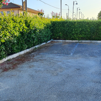 Posto auto in parco con cancello chiuso