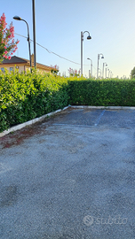 Posto auto in parco con cancello chiuso