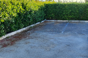 Posto auto in parco con cancello chiuso