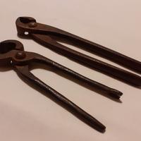 2 Antiche tenaglie da fabbro in ferro battuto