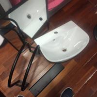 Lavabo sospesso con porta aciugamani