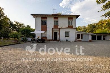 Villa di 254 m² con più di 5 locali e box auto a C