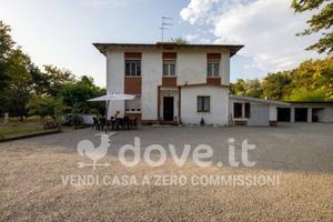 Villa di 254 m² con più di 5 locali e box auto a C