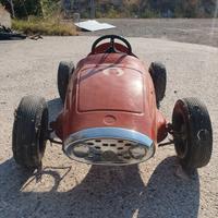 macchina in ferro a pedali