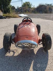 macchina in ferro a pedali