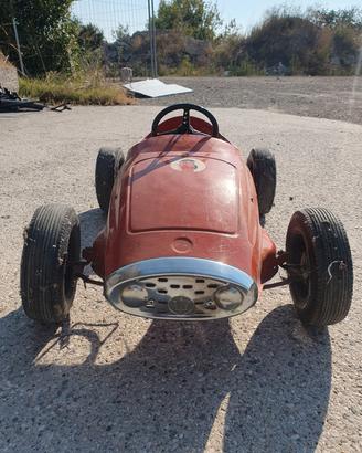 macchina in ferro a pedali