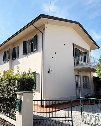 Villa di 240 m² con più di 5 locali a Montignoso