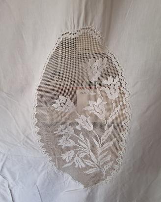 tenda ricamata a mano