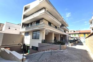 VILLA A SCHIERA A CURTI