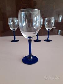 Calici da vino vintage con stelo blu.