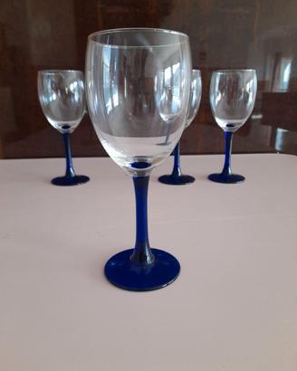 Calici da vino vintage con stelo blu.