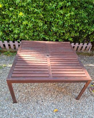 Tavolo in legno da giardino