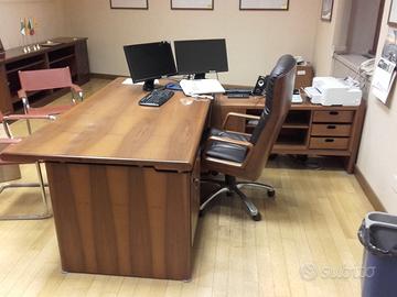 Scrivania ufficio direzionale con poltrona