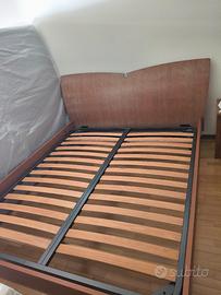 Letto con doghe in legno 
